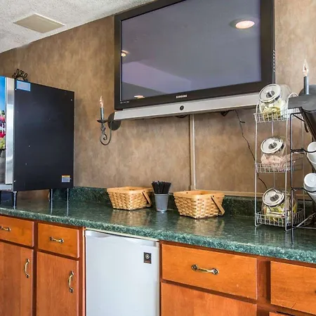 Rodeway Inn & Suites Near Outlet Mall - Asheville 